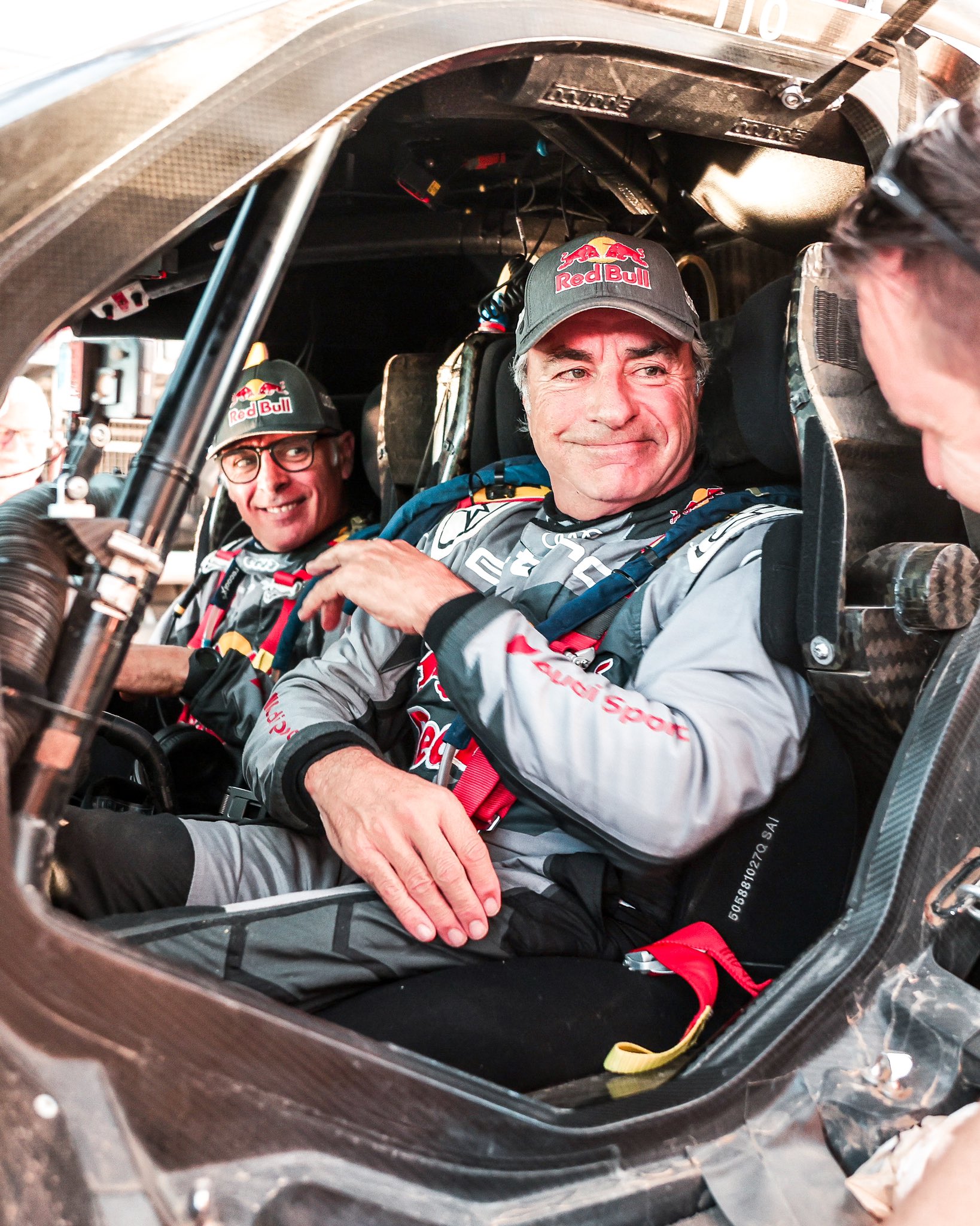 Carlos Sainz sigue liderando, pero Sebastien Loeb está cerca. La lucha entre dos leyendas del rally se intensifica en el Dakar.