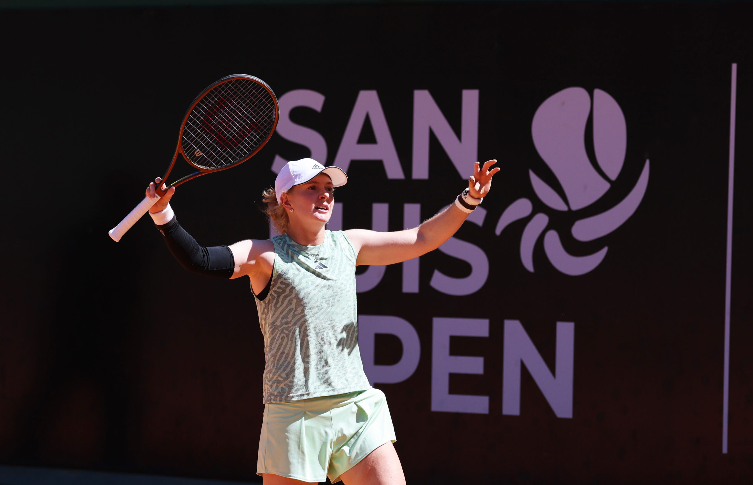 Francesca Jones hace historia al alcanzar la final del San Luis Open con determinación y talento.