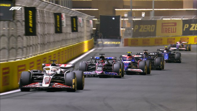 ¡Momento histórico en el mundo de la Fórmula 1! Max Verstappen asegura la victoria en el GP de Arabia Saudita, marcando su 56ª victoria en la categoría reina del automovilismo. ‘Checo’ Pérez se lleva a casa el segundo lugar, consolidando el éxito del equipo.