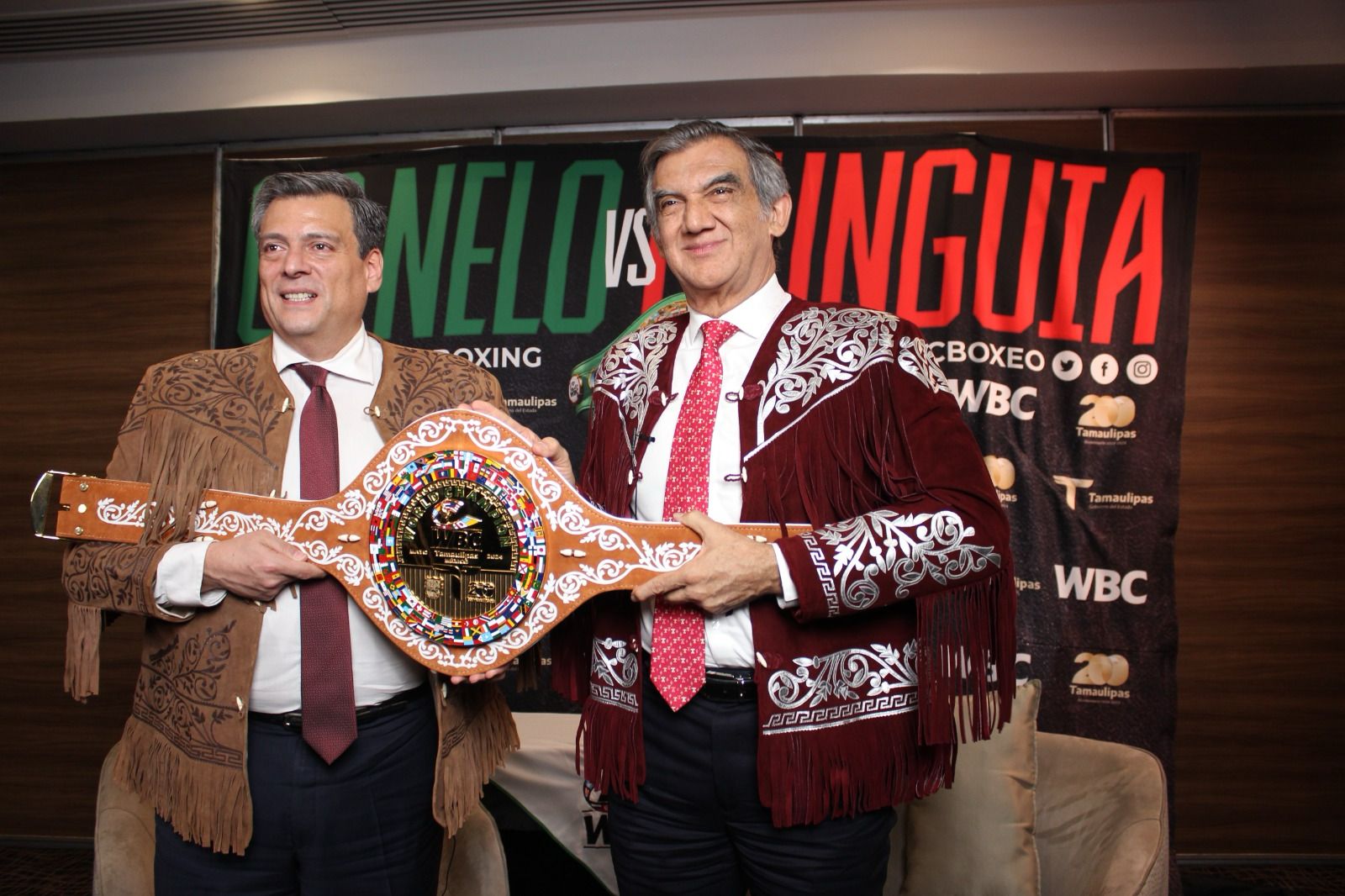 “Artesanía y tradición: El emotivo debut del cinturón conmemorativo en el boxeo”