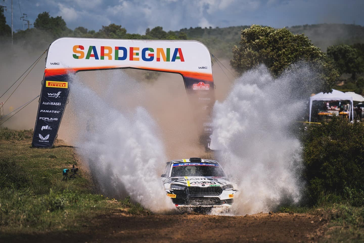 ¡Cierre espectacular del WRC Rally Italia Sardegna 2024! Nuestro piloto Alejandro Mauro y su copiloto Adrián Pérez alcanzaron la 11ª posición en la WRC2 Challenge